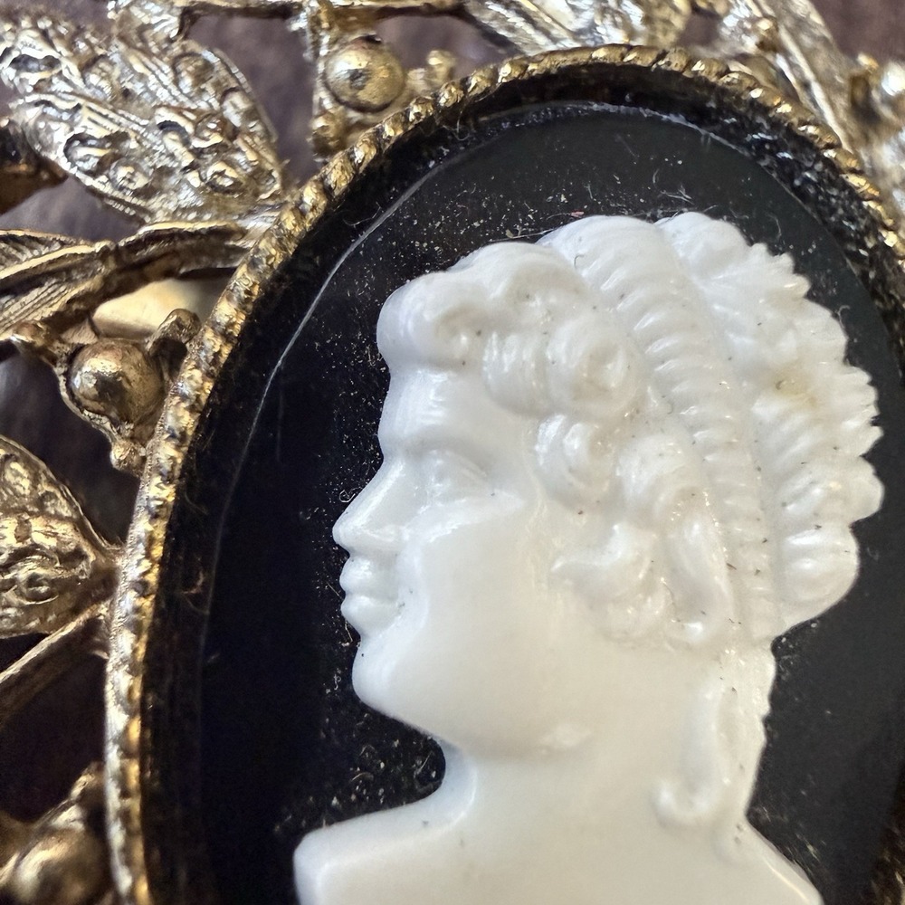 Vtg Cameo Brooch Lady White on Black Gold Tone Leaf 2" Oval Fashion Costume - Picture 2 of 10